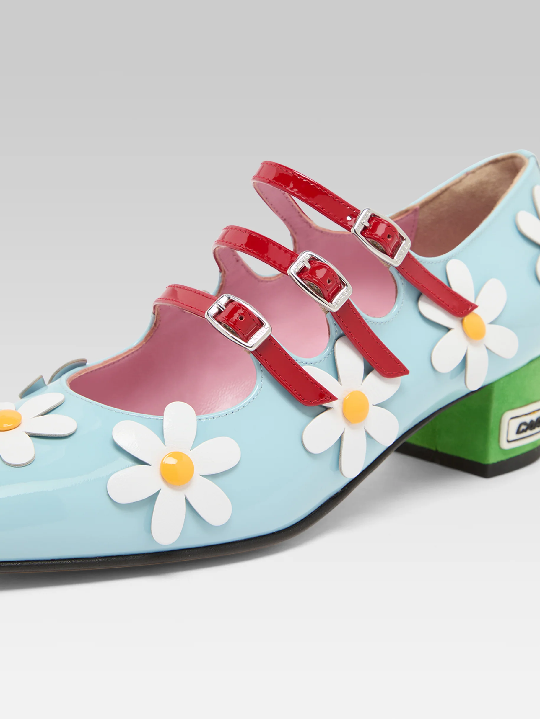 Daisy K - Escarpins babies cuir verni bleu clair et marguerites - Image 4