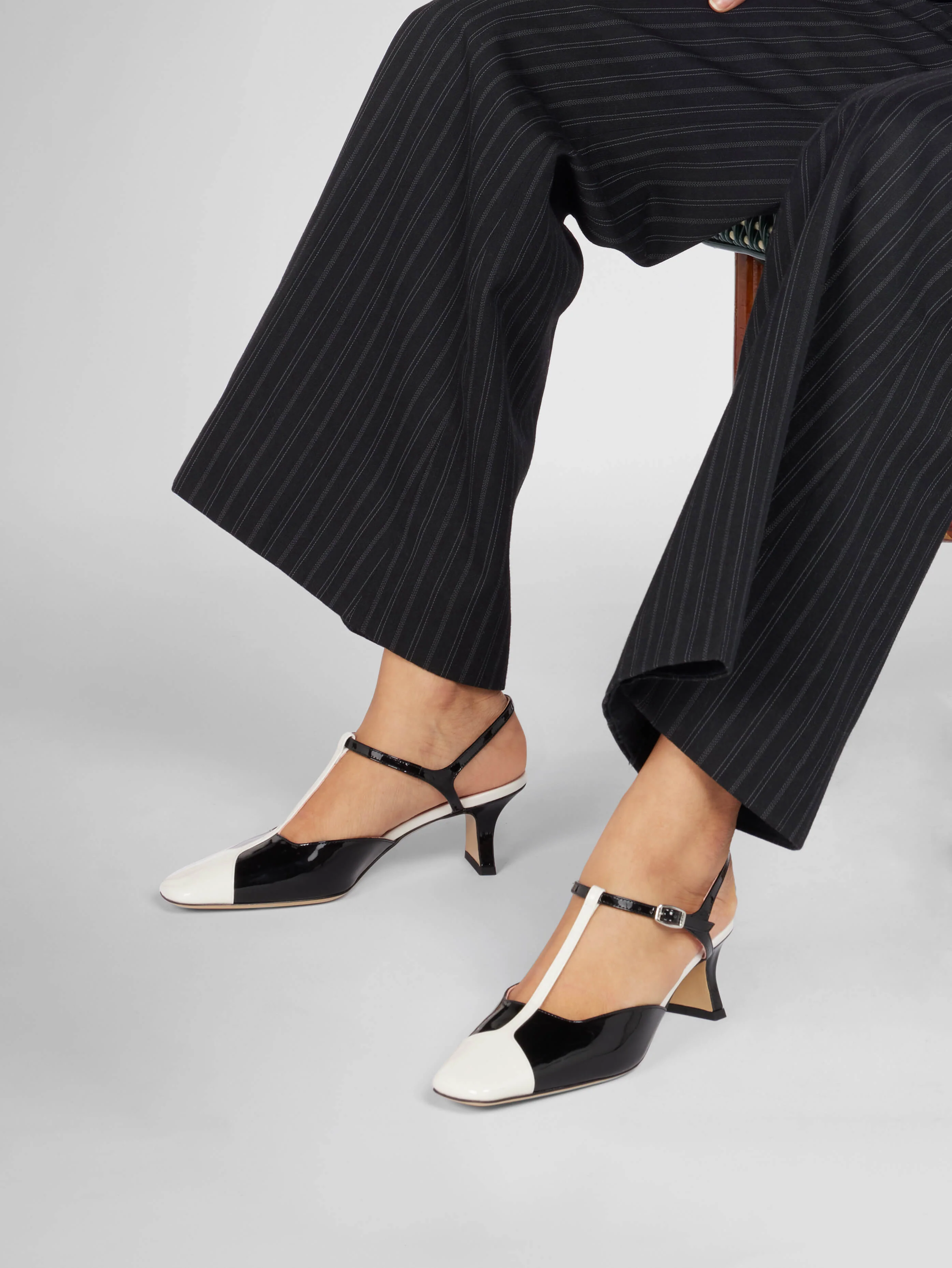 Isadora - Sandales à talons cuir verni noir et blanc - Image 5