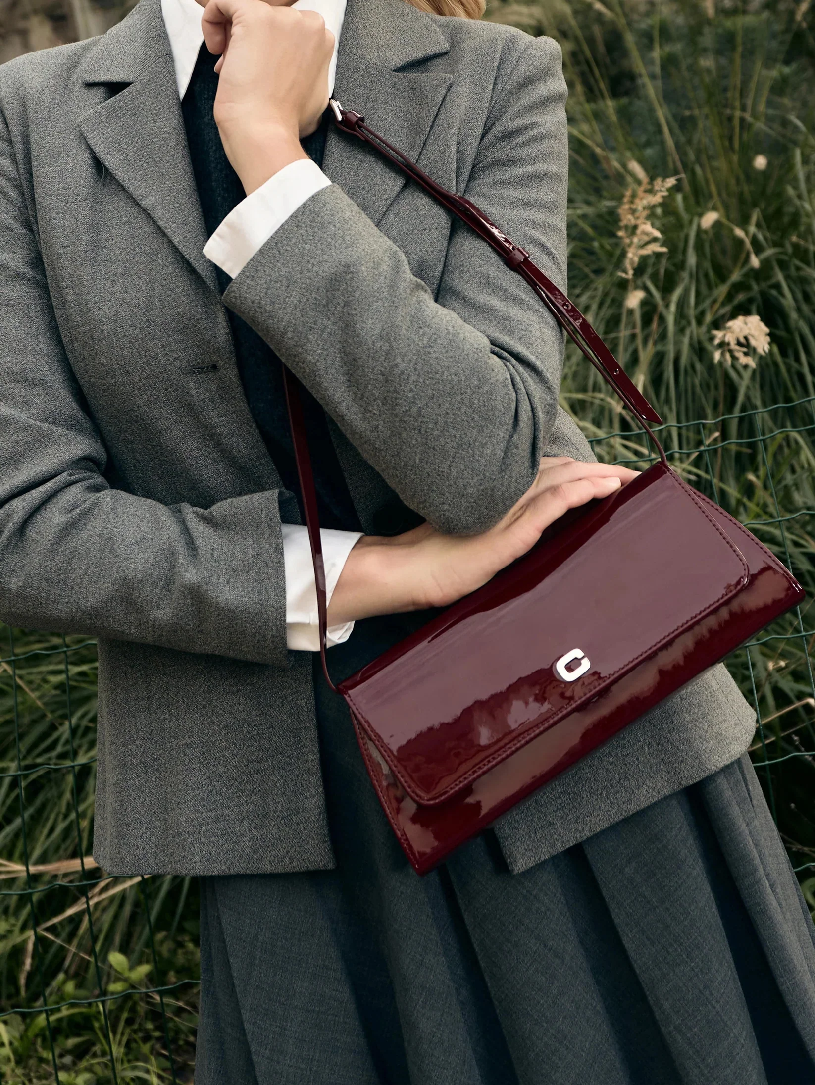 Madeleine - Sac épaule cuir verni bordeaux - Image 3