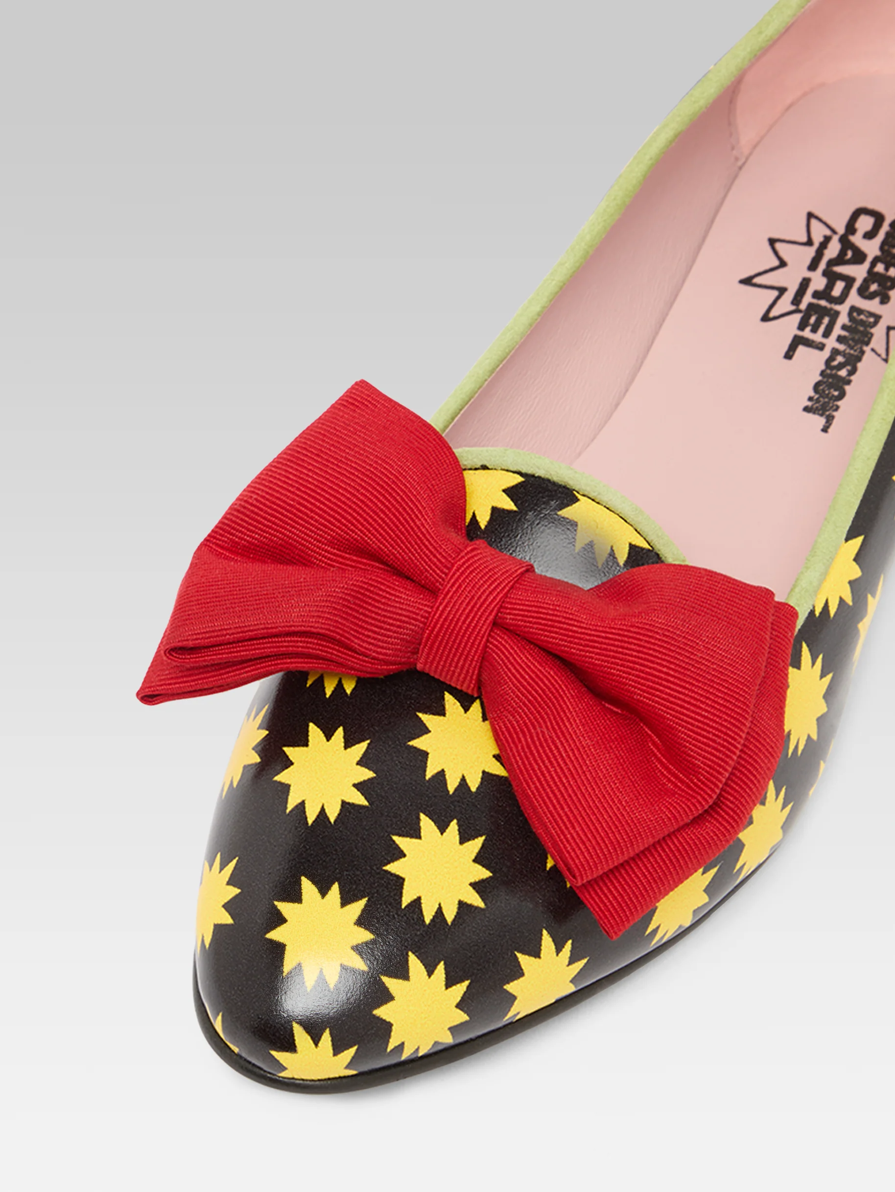 Star M - Ballerines cuir noir et étoiles jaunes à noeud rouge - Image 4